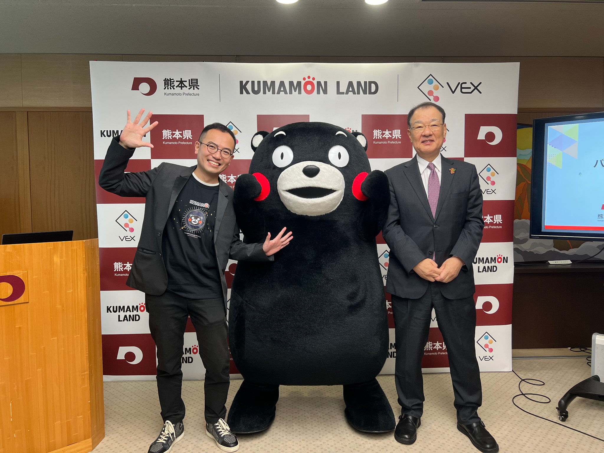 Mr Raymond Ma, Co-founder and CEO of VEX Limited (Left), Kumamon, Tajima san, Vice Chairman of the Kumamoto Prefectural Government (Right)