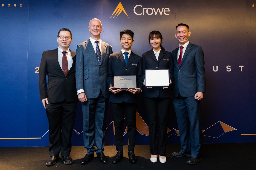 Newly minted Crowe Scholars, Mr Jonathan Chaw Junxi and Ms Kelly Ker Sze Yee with (from left to right) Ngee Ann Polytechnic Director for the School of Business & Accountancy Mr William Lim, CEO of Crowe Global, Mr David Mellor, and Chief Executive and Managing Partner of Crowe Singapore, Mr Tan Kuang Hui.