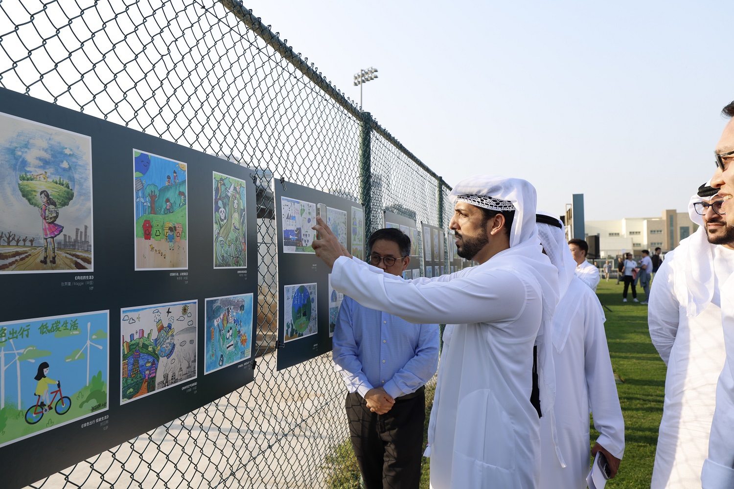 Sharjah royal family members Sheikh Alharith Hamed Al Qasimi, Sheihk Alharith Hamed Al Qasimi and Sheihk Sayed Bin Al Qasimi, visit the Climate Action Comic Exhibition. (Photo/China News Service)