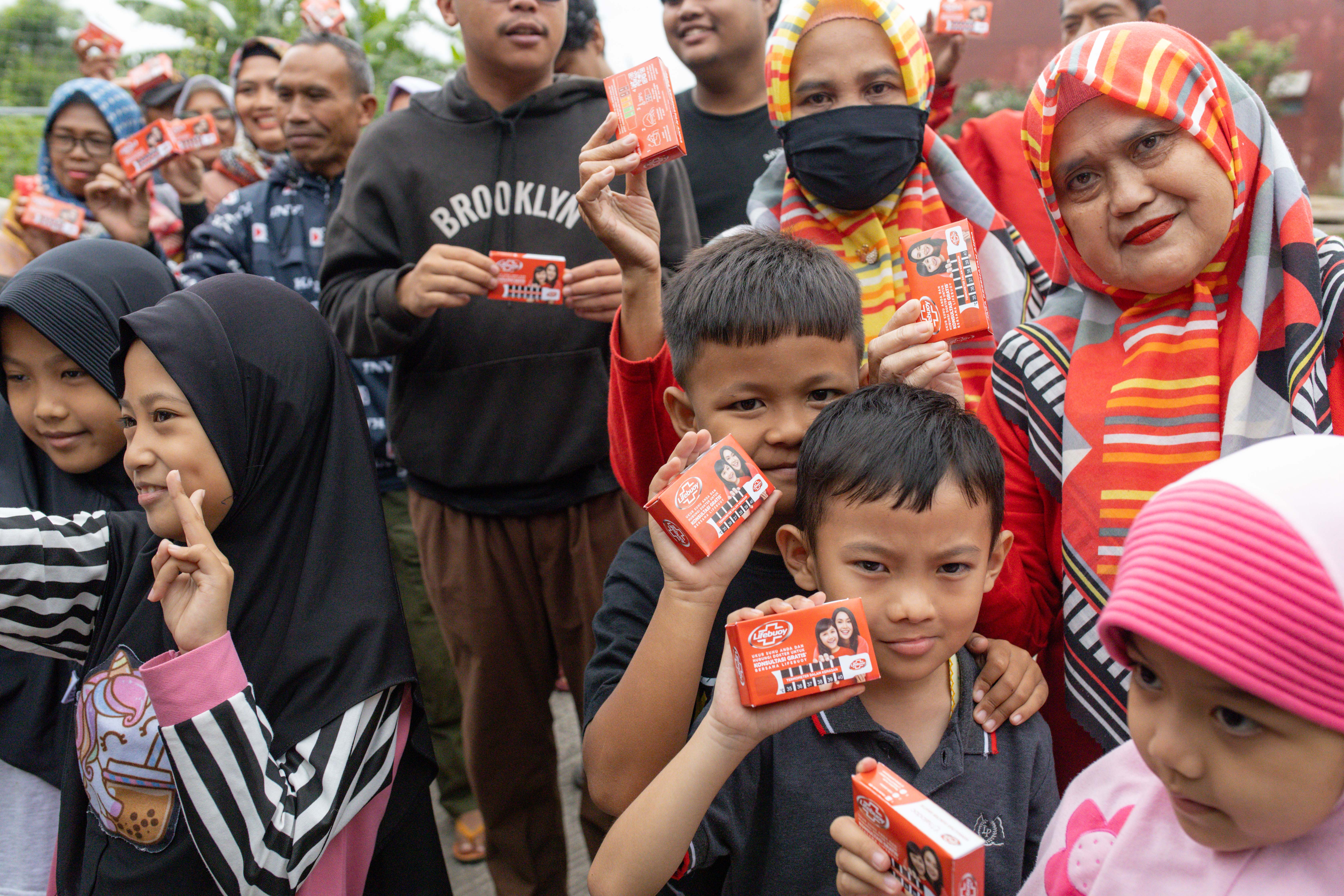 More than 2,000 Lifebuoy Sentuhan Sehat soap packs have been distributed to families in Bandung, Indonesia