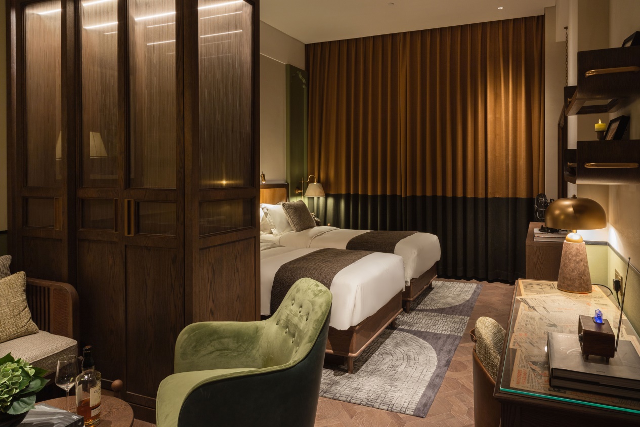Theme of the 1920s, reflecting the early stage of the hotel with a focus on comfortable and relaxed decor.