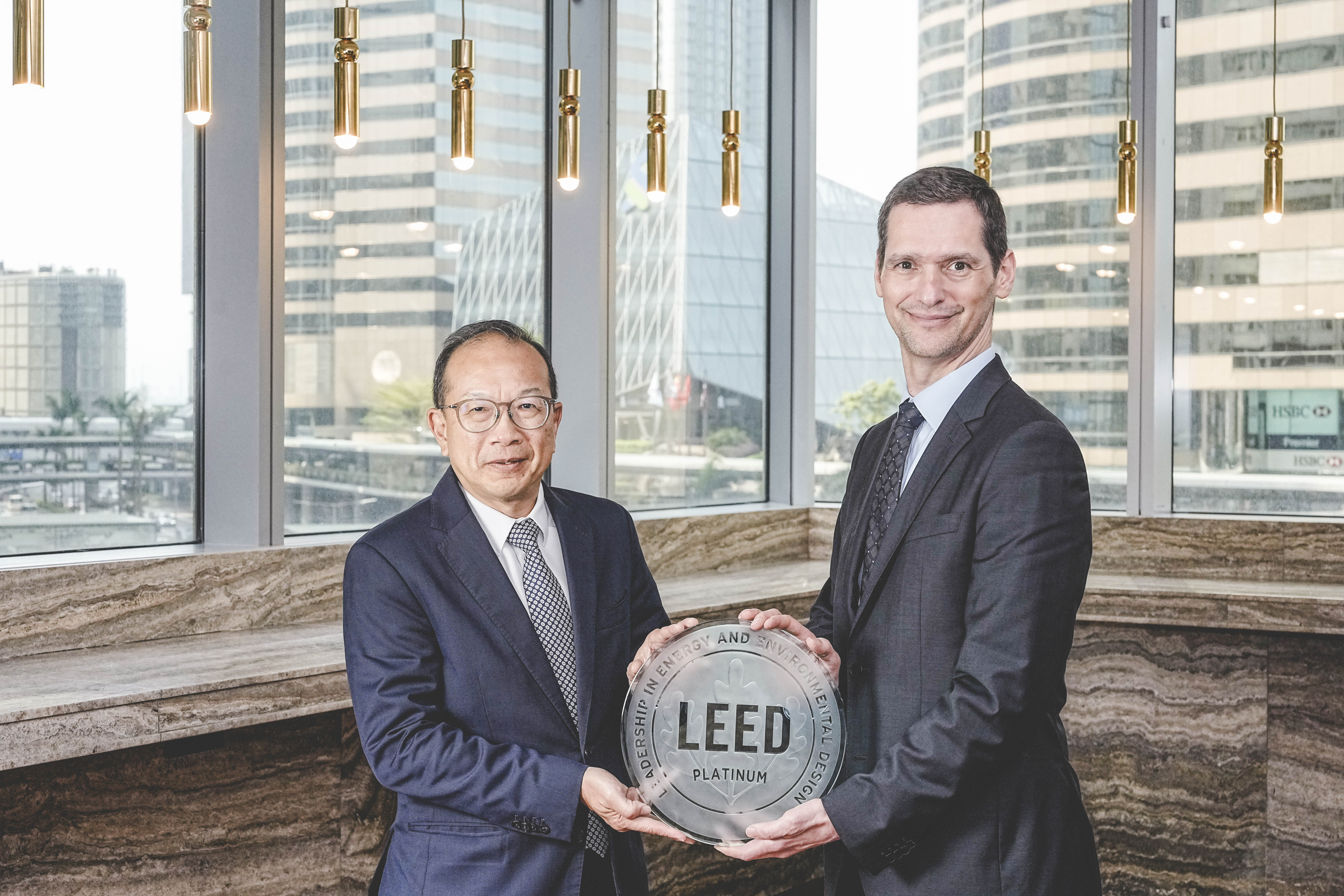 Mr. Kenneth Foo (left), Executive Director at Hongkong Land, receives the LEED Platinum certification under “V4.1 Operation and Maintenance: Existing Buildings” from Mr. Peter Templeton (right), President & CEO at U.S. Green Building Council