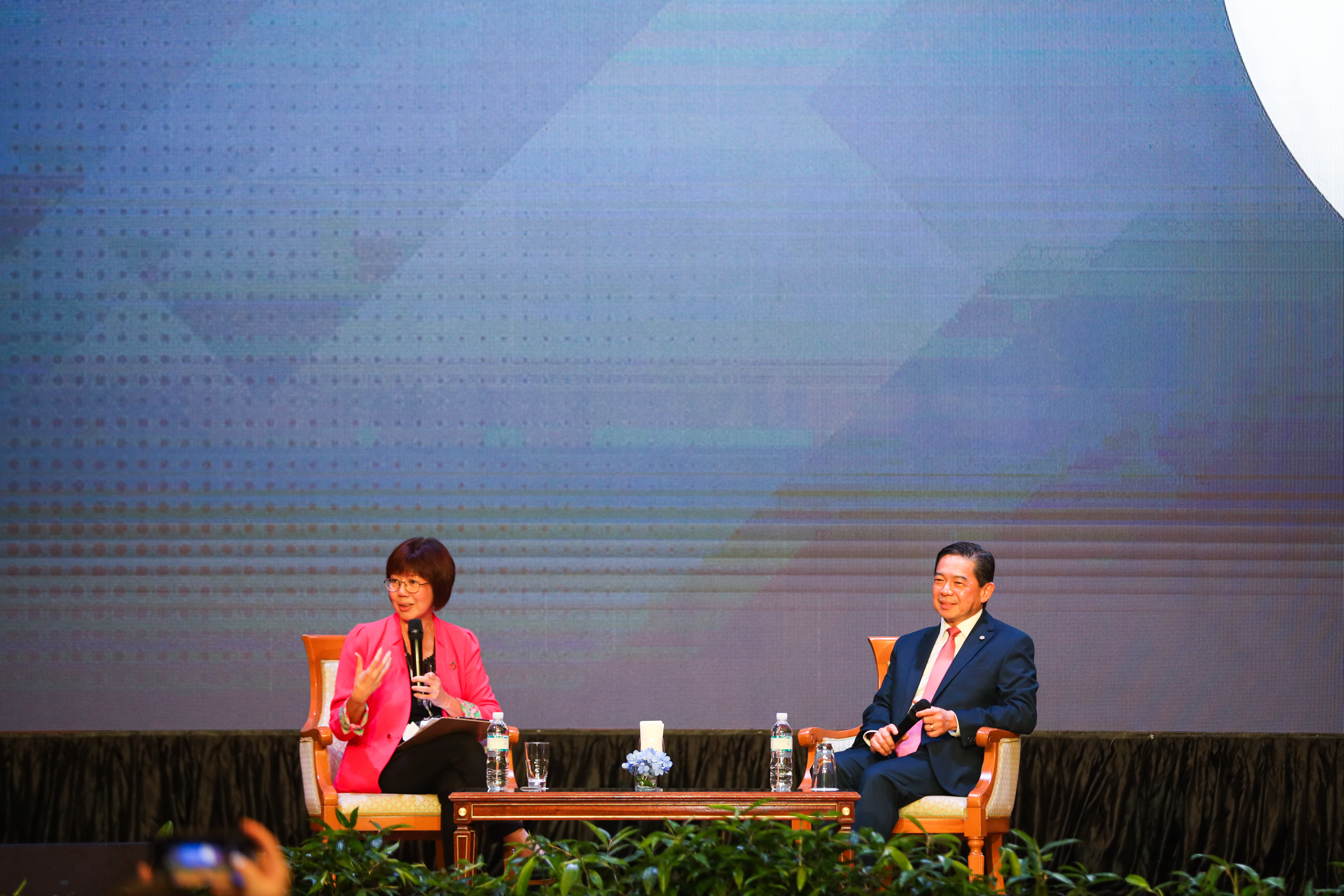 H.E. Dato Dr Mohd Amin Liew Abdullah (right), Minister at The Prime Minister