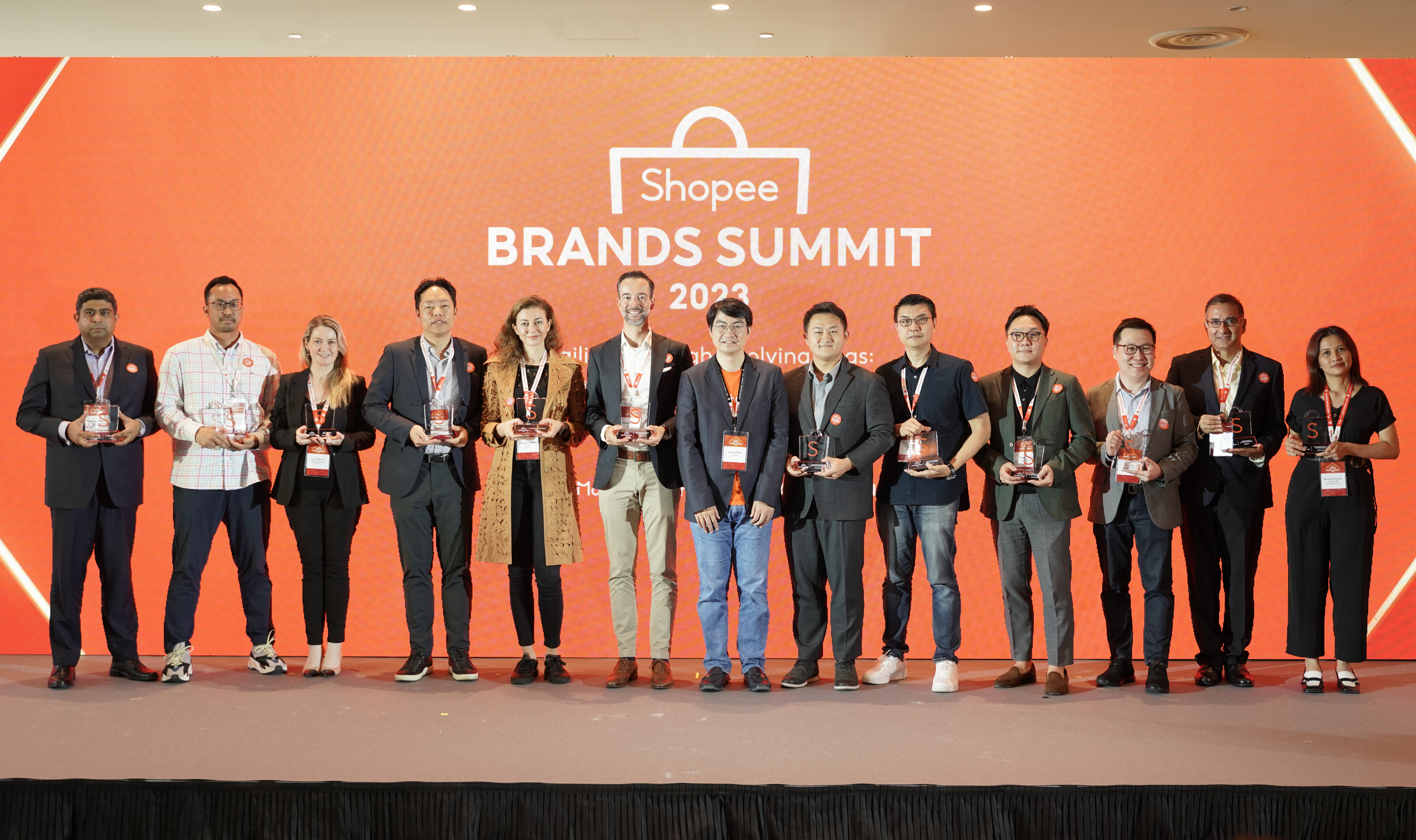 Shopee Brands Summit 2023 Award Winners with Junjie Zhou, Chief Commercial Officer at Shopee (From Left to Right: Adityea Kapoor from Abbott, Giraldi Jusuf from Adidas, Lucy Moran from Procter & Gamble, Shawn Kwon from Samsung, Yosser Zmitri from L
