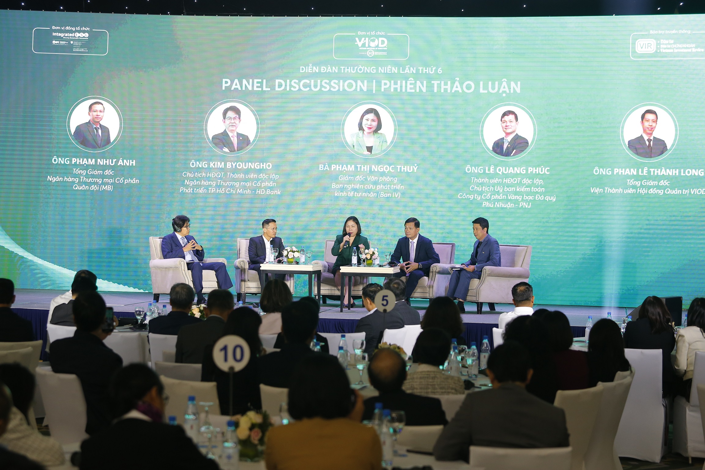 Kim Byoungho, chairman of HDBank, speaks at a panel discussion on “Unlocking Green Finance and Investment through Green Governance” as part of the Annual Forum on Corporate Governance in Hà Nội on November 22.