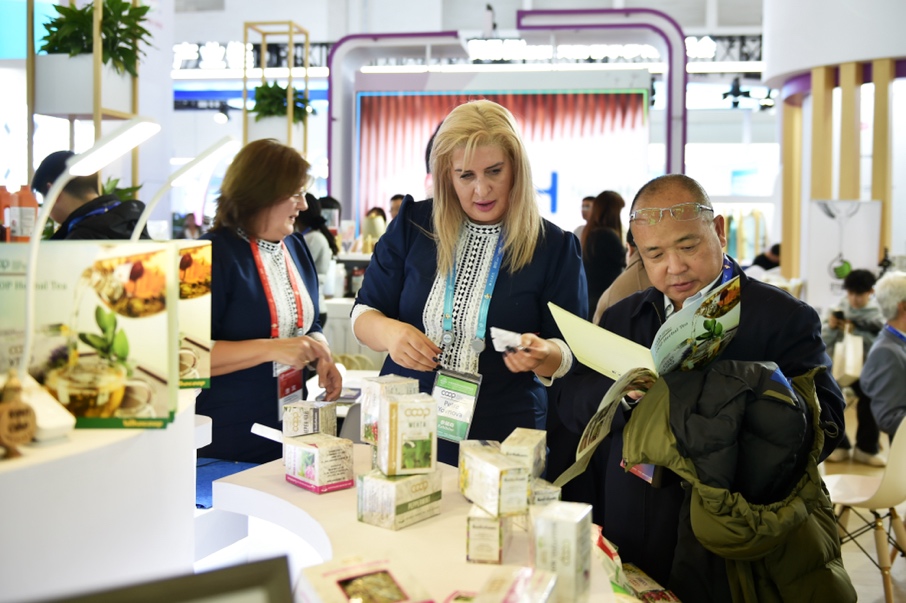 Photo 3. Participants browse the products. (China News Network/Li Jun)