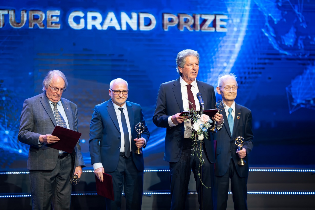 Second from the right: Prof. Martin Andrew Green (University of New South Wales, Australia, Laureate of the 2023 VinFuture Grand Prize) is one of three new members of the 2024 VinFuture Prize Council, along with Prof. Pamela Christine Ronald (University of California, Davis, United States, Laureate of the 2022 VinFuture Special Prize for Women Innovators) and Prof. Susan Solomon (Massachusetts Institute of Technology, United States, Laureate of the 2023 VinFuture Special Prize for Women Innovators).