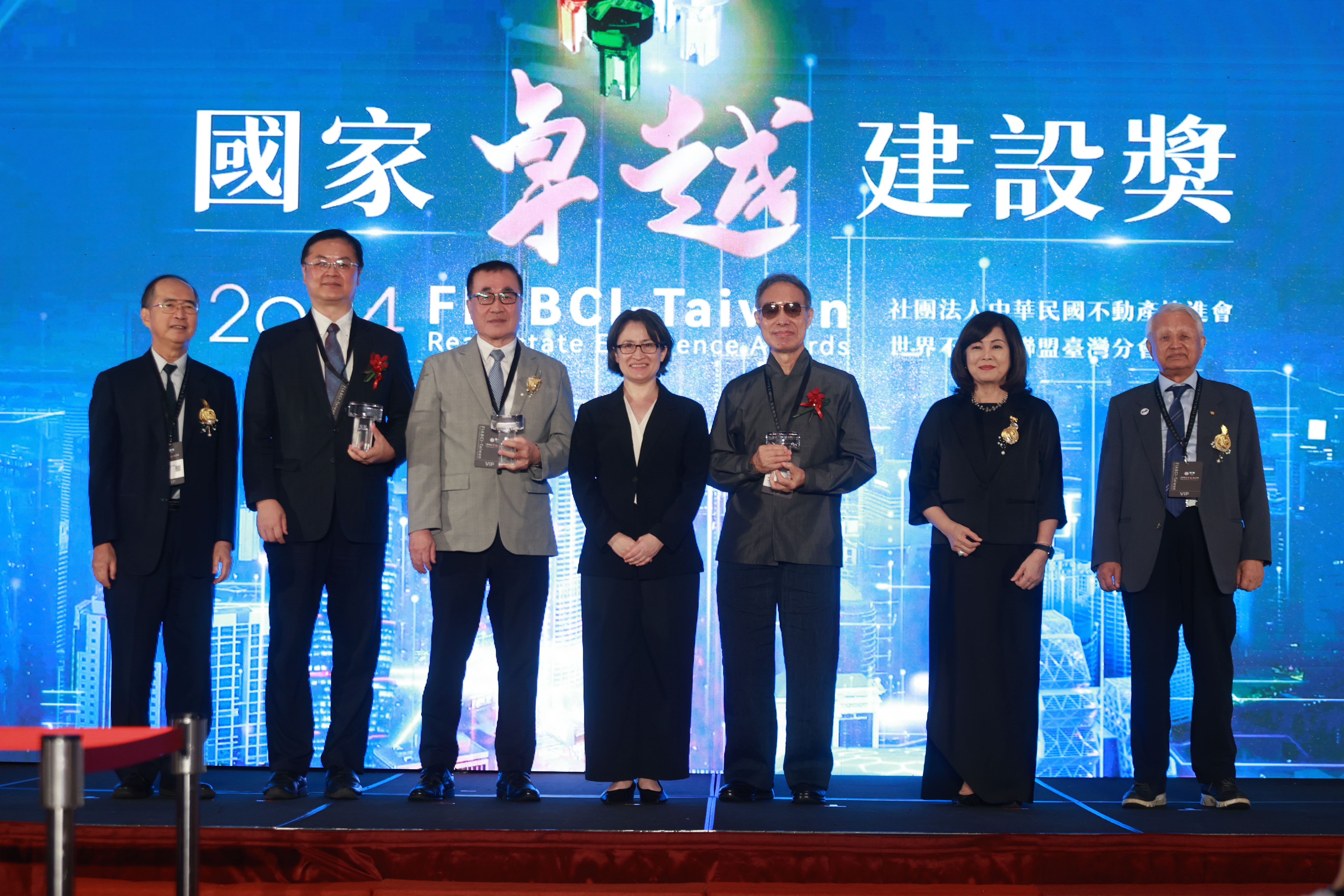 Convenor Yu-Shan Liu, Vice President Bi-Khim Hsiao（in the middle), FIABCI-Taiwan President Lily Chang, and judging Committee Convenor Nan-Yuen Huang lead the recipients of Special Contribution for Urban Development Award to contribute significantly to Taiwan’s overall environmental aesthetic and construction standards.