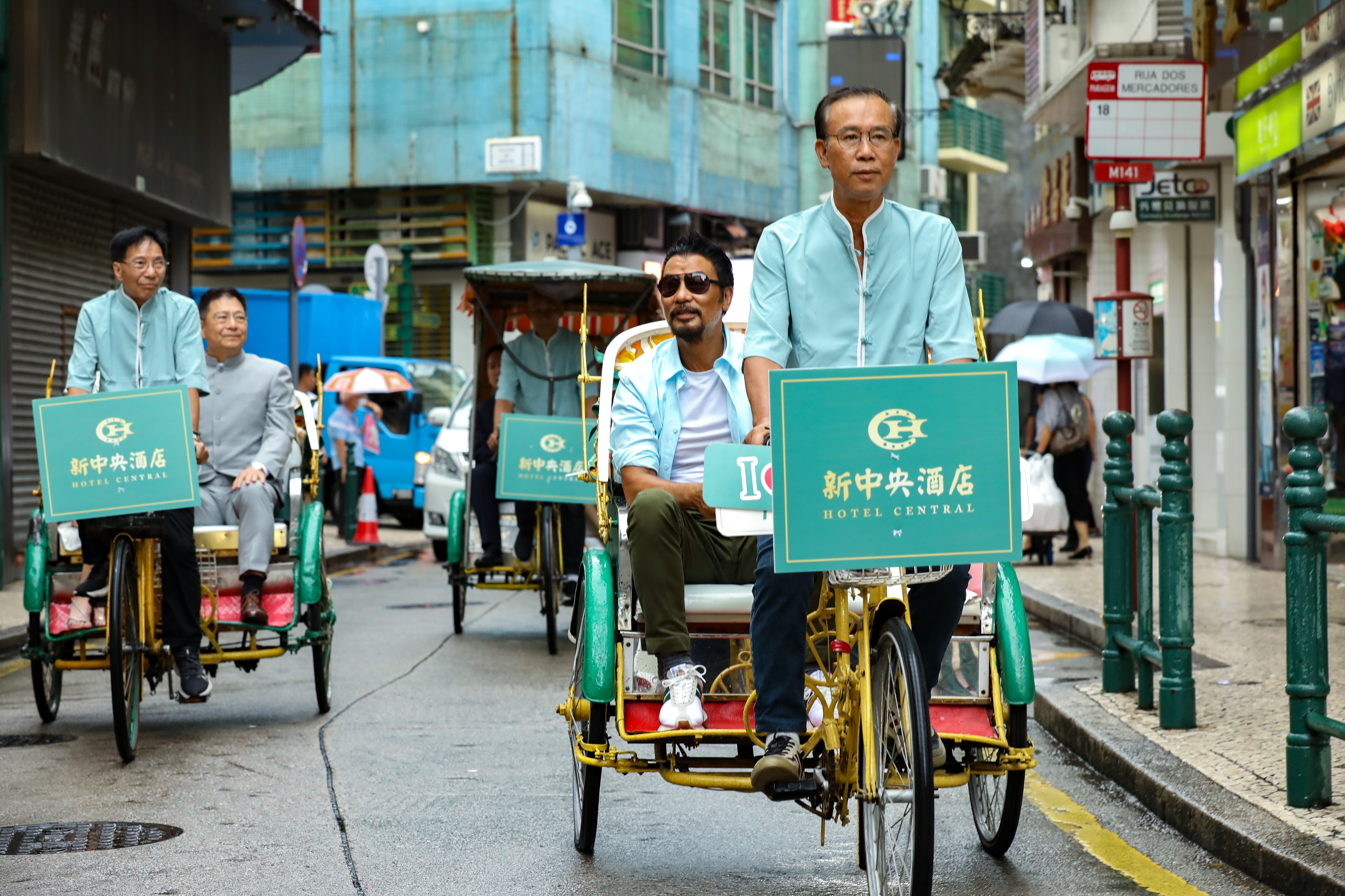 In order to strengthen the connection between the Hotel Central and the neighboring communities, Chairman Sio Chong Meng and the famous movie star Simon Yam took a rickshaw to kick off the opening ceremony of Hotel Central