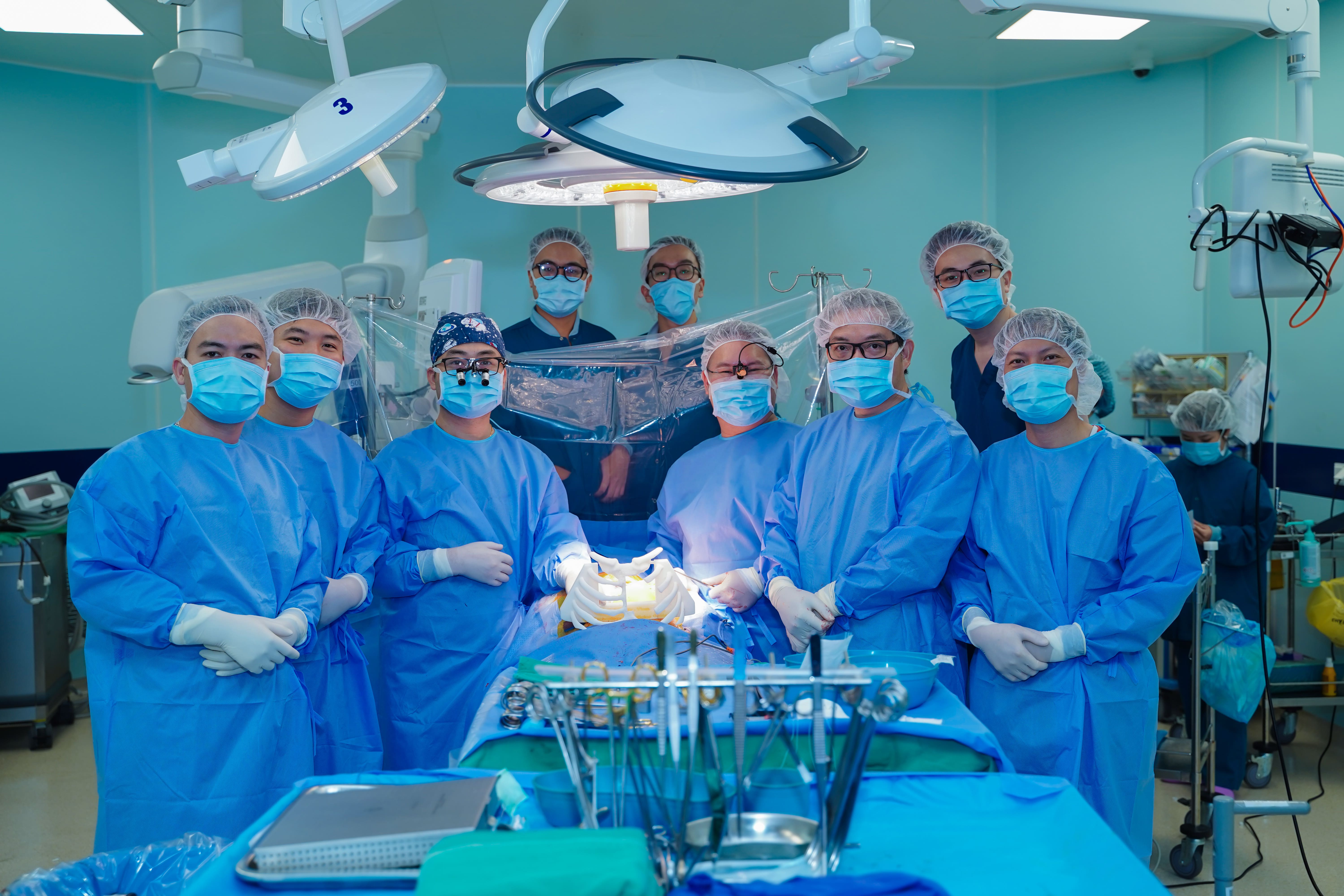 Vinmec surgeons successfully reconstructed the chest for the patient, opening a groundbreaking approach to cardiovascular treatment in Vietnam.