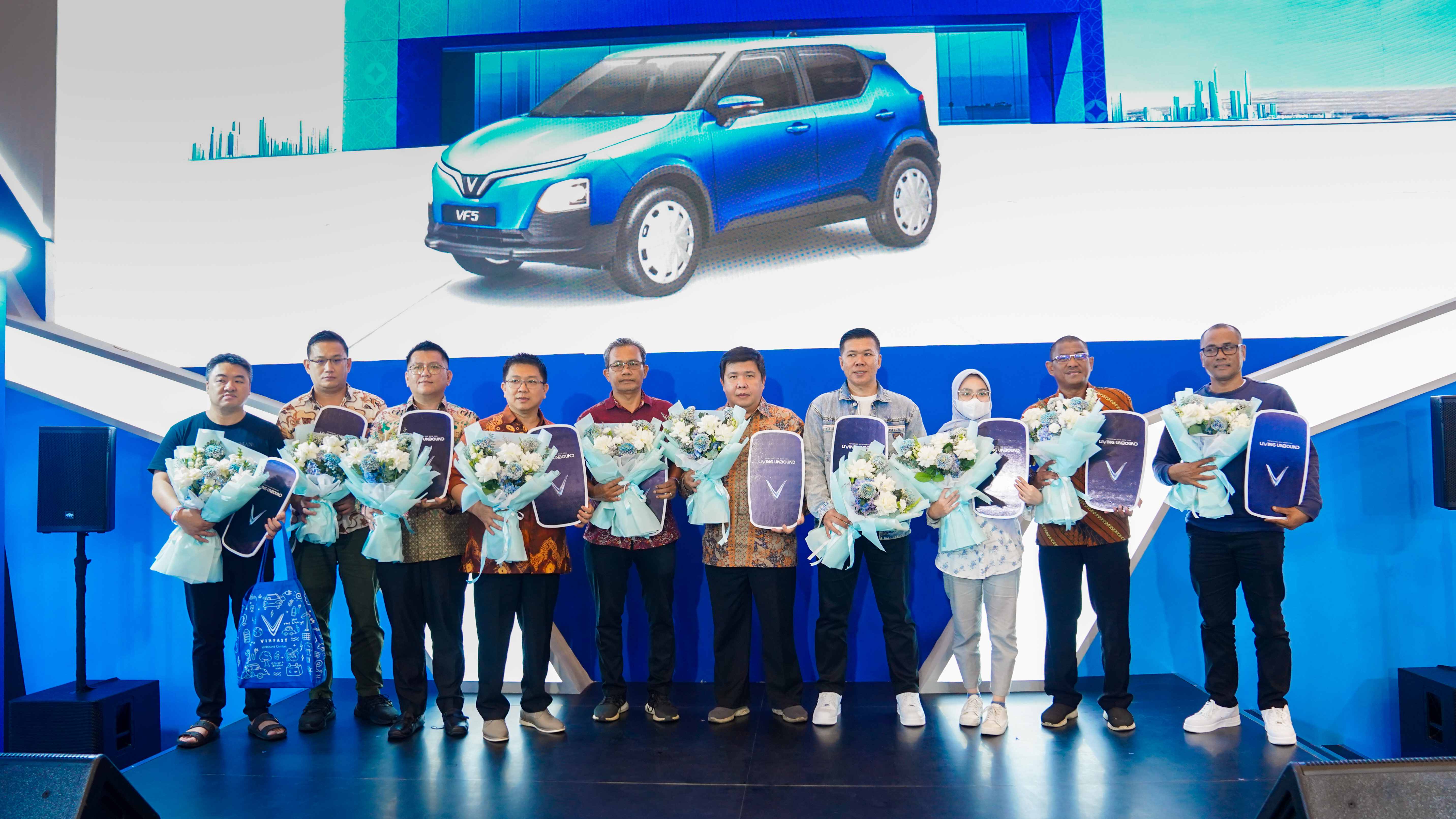 Indonesian customers take delivery of the VF 5 during the Gaikindo Jakarta Auto Week 2024 event.