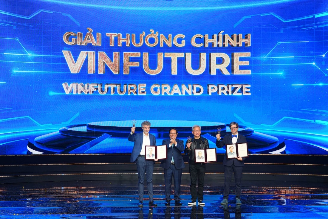 Prime Minister Pham Minh Chinh presents the $3 million VinFuture Grand Prize to the winners.