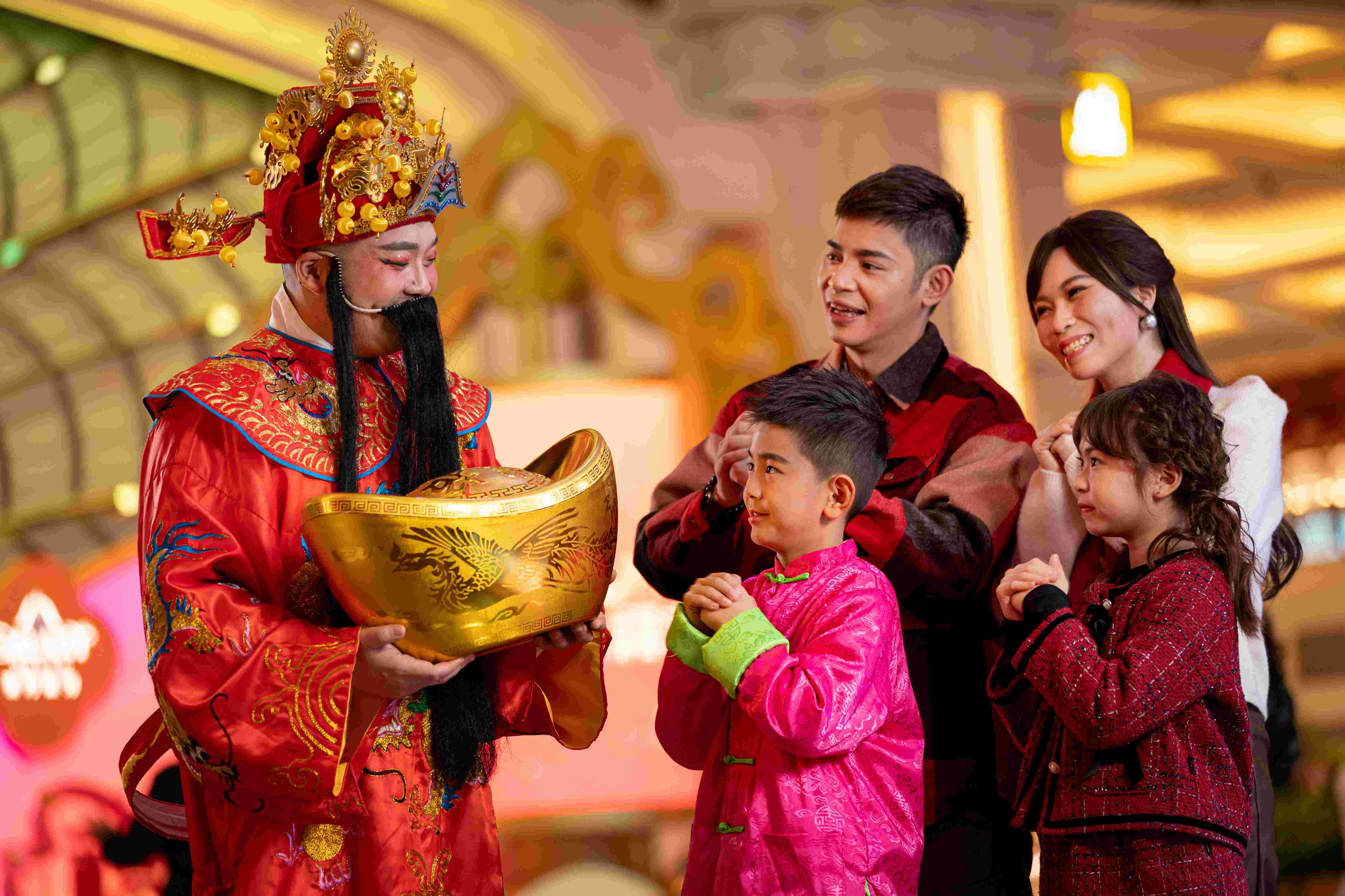 The God of Fortune, accompanied by Golden Boy and Jade Girl, will be visiting Galaxy Macau and StarWorld Hotel on the first five days of the Lunar New Year to bestow blessings, fortune and good luck upon everyone!