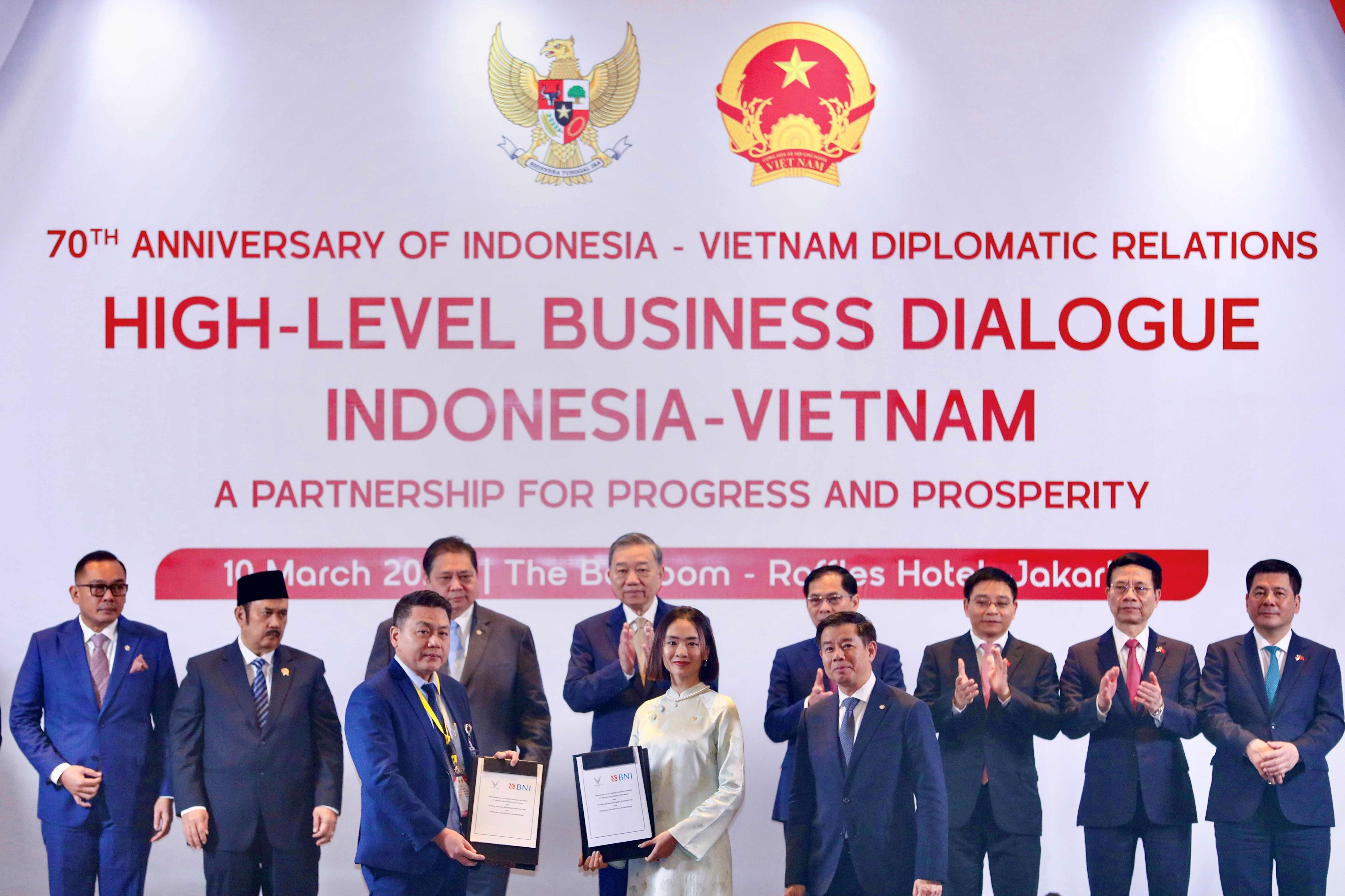 General Secretary of the Communist Party of Vietnam To Lam (second row, fourth from the left) and the Vietnamese and Indonesian Ministers witnessed the signing of the MOU between VinFast and BNI in Indonesia..