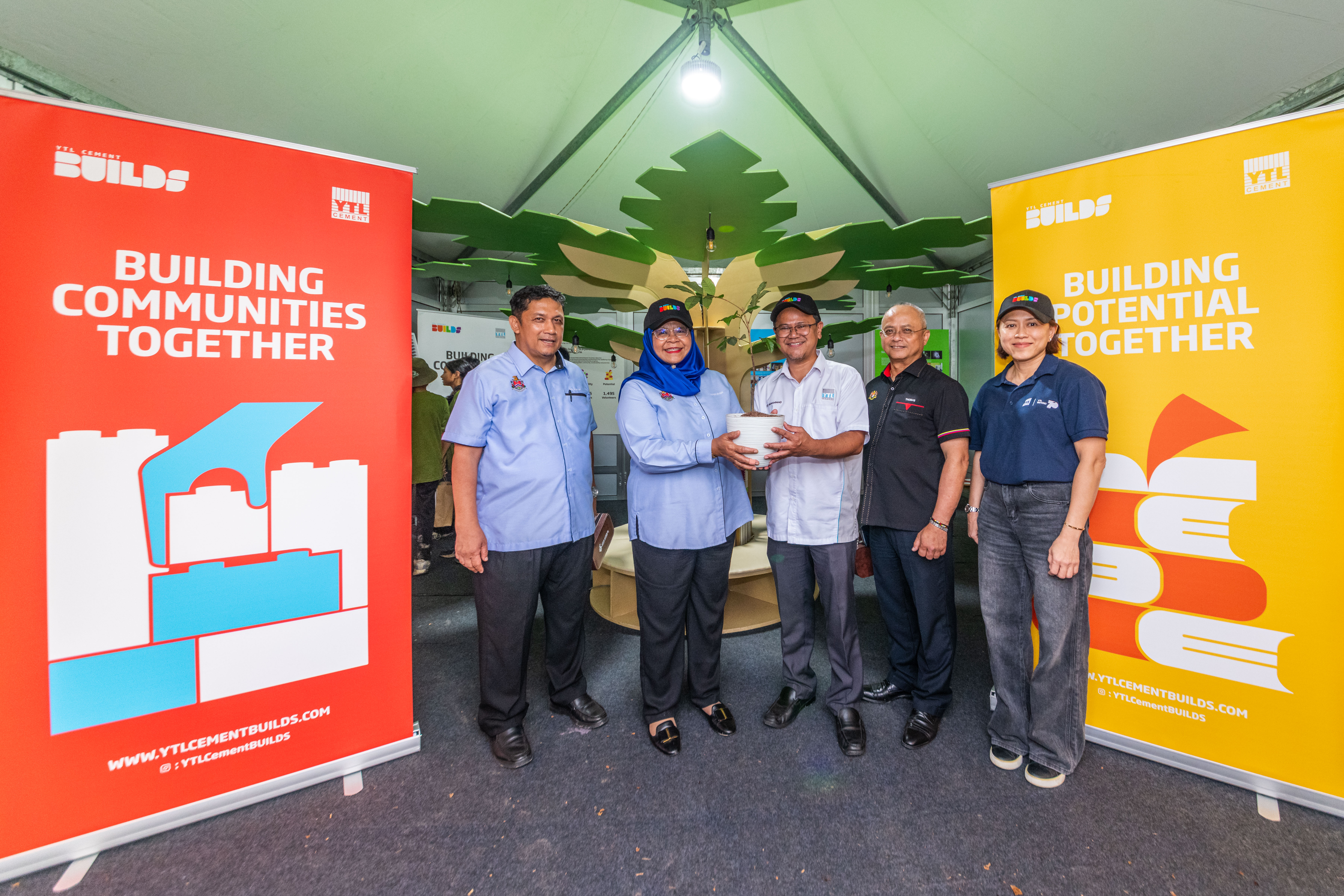 A symbolic tree handover from YTL Cement Group to then Mayor of Kuala Lumpur, YBhg. Dato’ Seri TPr. Dr Maimunah Mohd Sharif, celebrating the 70 000-tree pledge. From left: Executive Director (Planning) TPr. Md. Nazri bin Abdullah, YBhg. Dato’ Seri TPr. Dr Maimunah Mohd Sharif, then Mayor of Kuala Lumpur, Syed Muhammad bin Syed Nadzir, Director of Government Affairs and External Relations, and Ong Ping Ping, Director of Communications, YTL Cement Group.